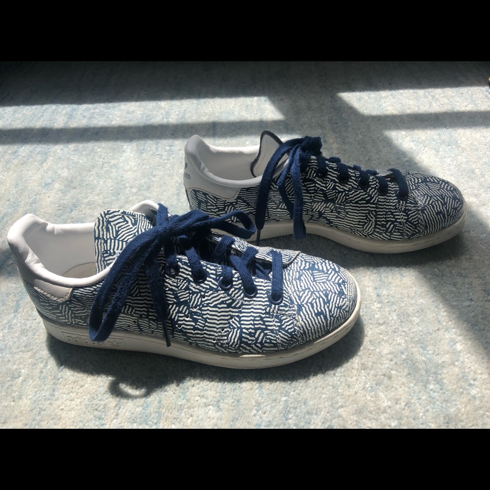NAVY AND WHITE LIMITED EDITION STAN SMITH ADIDAS